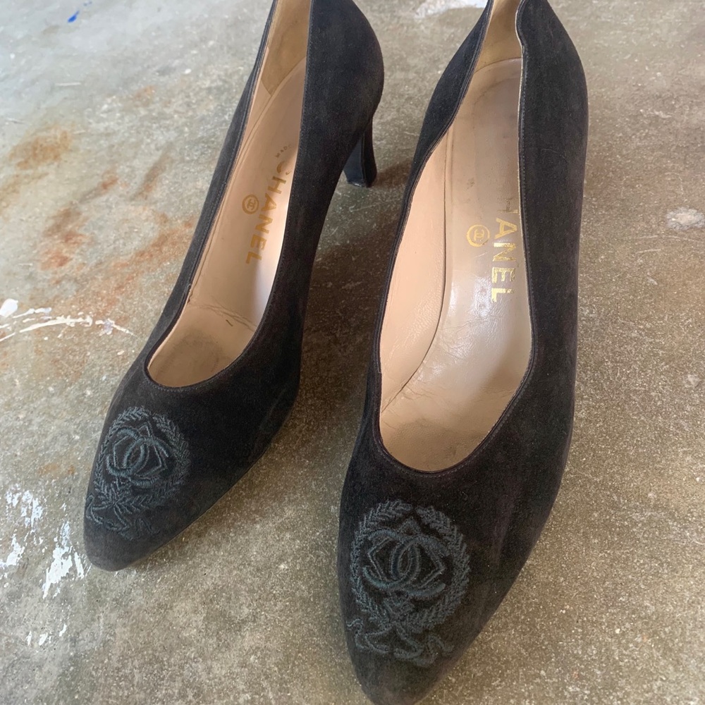 CHANEL VINTAGE LOGO BLACK SUEDE HEELS